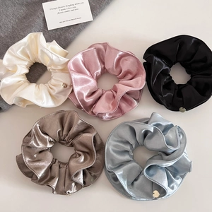 Lot de cinq chouchous élégants en satin de soie avec pendentifs dorés aux tons doux