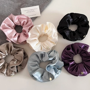 Ensemble détaillé de six chouchous en satin nacré avec d'élégants pendentifs dorés fins