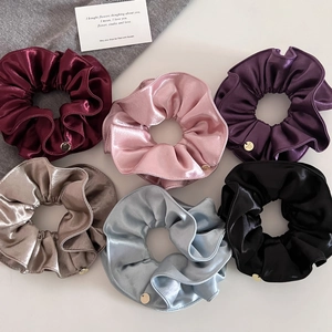 Lot de six chouchous colorés en satin perlé avec d'élégantes étiquettes dorées