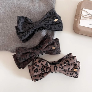 Barrettes bananes élégantes avec nœud en tissu imprimé léopard et médaillon doré