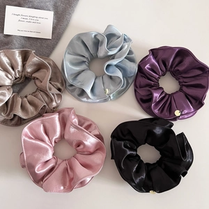 Chouchou Plissé en Satin Élégant pour Femmes Double Couche Nacré Grand Élastique à Cheveux Avec Breloque Métallique Accessoires
