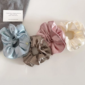 Lot de quatre chouchous en satin plissé bleu ciel, bronze, rose poudré et crème élégants