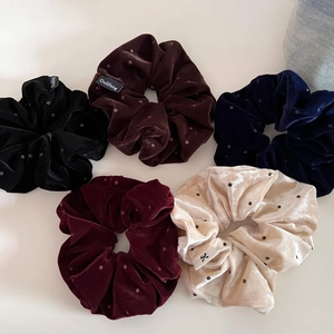 Cinque elastici per capelli in velluto a pois in vari colori per uno stile elegante