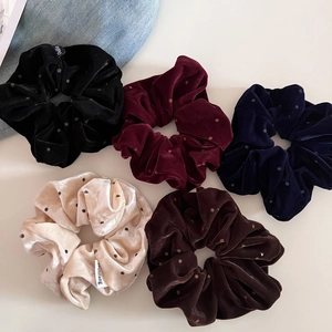 Set di cinque grandi elastici per capelli in velluto a pois in vari colori invernali