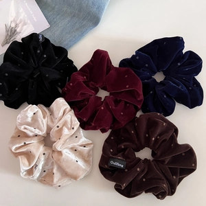 Set di 5 grandi elastici scrunchies in velluto a pois in colori autunnali e morbidi