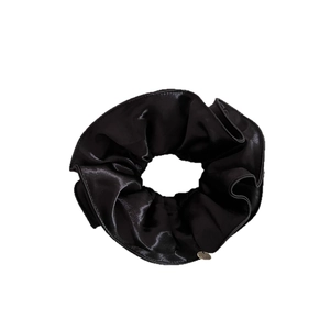Chouchou élégant en satin noir avec plis superposés et un petit pendentif doré