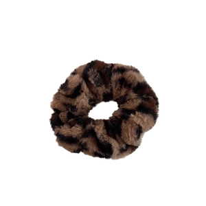 Retro leopard print plush scrunchie made of soft faux fur for stylish autumn hairstyles