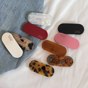 Eleganti fermagli ovali in acetato con motivi marmorizzati per uno stile minimalista
