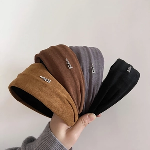 Serre-tête Large en Suède pour Femmes Couleur Unie Bandeau Épais Avec Décoration de Lettres en Métal Fashion Accessoires Cheveux