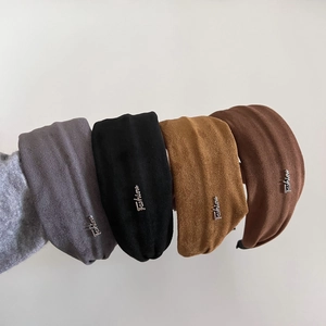 Serre-têtes larges en daim marron et neutre avec clip métallique de mode pour femmes