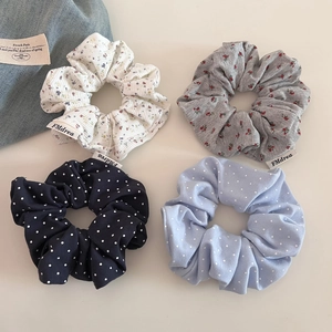 Détail du lot de quatre chouchous à motifs floraux et à pois en tissu côtelé