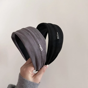 Détail de serre-têtes larges en suédine gris et noir avec lettrage Fashion en métal