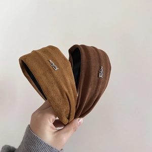 Détails de bandeaux torsadés en suédine marron avec lettrage Fashion en métal