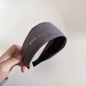 Détail serre-tête en daim gris avec lettrage Fashion en métal et texture douce