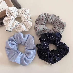 Lot de quatre chouchous à fleurs et pois montrant la texture côtelée et le design élastique