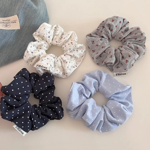 Détail du lot de 4 chouchous en tissu avec motifs floraux et pois de style coréen