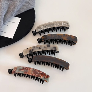Set mit fünf Bananen-Haarspangen aus Acetat in Marmor- und Schildpattmustern für Damen