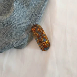 Dettaglio del fermaglio per capelli ovale tartarugato con logo France Handmade oro