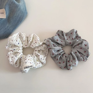 Chouchous en tricot à fleurs blancs et gris pour coiffures élégantes en queue de cheval