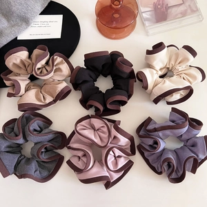Chouchous élégants en tissu haute densité avec bords contrastés marron en six coloris