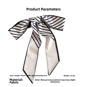 Détail du foulard en soie à rayures noires et blanches avec dimensions 145x6cm