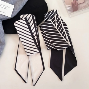Petit foulard en soie à rayures noires et blanches pour coiffure élégante de style français
