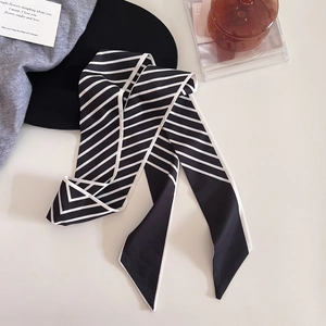 Foulard étroit en soie à rayures noires et blanches minimaliste sur un fond élégant