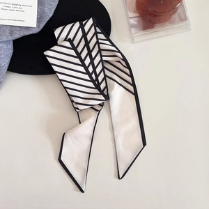 Élégant foulard en soie à rayures noires et blanches français noué comme ruban à cheveux