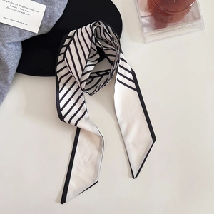 Détail d'un foulard en soie à rayures françaises avec une texture lisse et douce