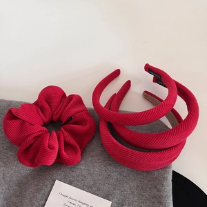 Collection de serre-têtes en velours côtelé rouge et chouchou avec détail d'étiquette