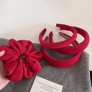 Détails de serre-têtes en velours côtelé rouge et chouchou fait main sur du tricot