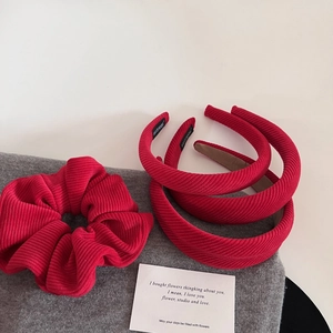 Détail des serre-têtes en velours côtelé rouge et chouchou avec étiquette fait main