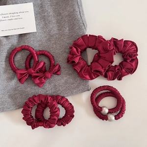 Chouchous en Satin Rouge Vin Élégants Plissés Élastiques Avec Künstliche Perle Nœud Accessoires de Coiffure pour Femmes Coiffure