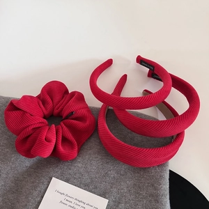 Détail de l'ensemble serre-tête et chouchou en velours côtelé rouge texture douce