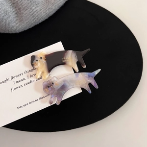 Détail de barrettes chat en acétate avec texture marbrée et logo doré fait main