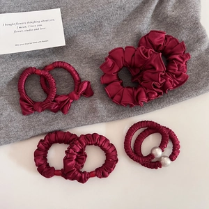 Kit chouchous en satin bordeaux avec nœud, élastique perlé et bandeaux plissés souples