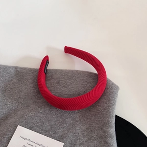Vue détaillée du serre-tête rouge en velours avec étiquette Hand Made noire
