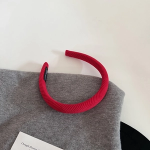 Détail du bandeau en velours côtelé rouge épais avec son étiquette intérieure Hand Made