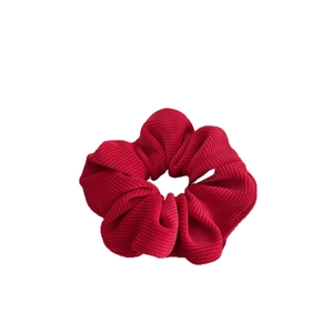 Chouchou en velours côtelé rouge foncé avec texture côtelée et élastique pour femme