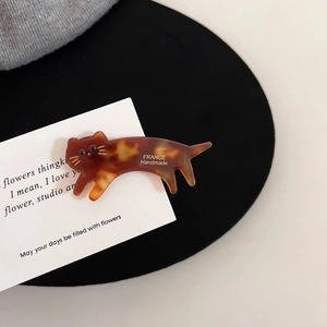 Détail d'une pince à cheveux chat en acétate écaille avec gravure fait main
