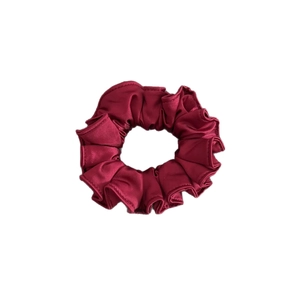 Chouchou élégant en satin rouge foncé avec plis soyeux pour coiffures de chignon