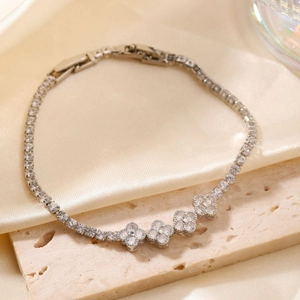 Silbernes Kleeblatt Tennis-Armband mit Zirkonia auf Champagnerseide und Naturstein