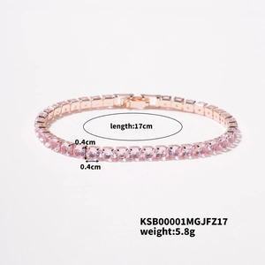 Detail van 17cm roségouden tennisarmband met vierkante roze zirkonia van 0,4cm