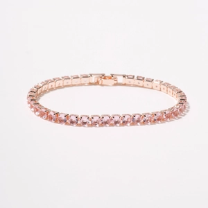 Elegante roségouden tennisarmband met vierkante roze zirkonia en veilige vouwsluiting