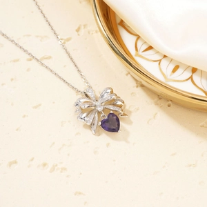 Elegante Silberhalskette mit violettem Herz-Edelstein und Kristall-Schleife Anhänger
