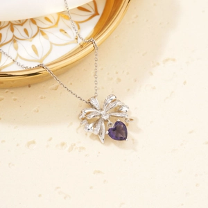 Elegante Silberkette mit lila Kristallherz und Zirkon-Schleifen-Anhänger für Damen