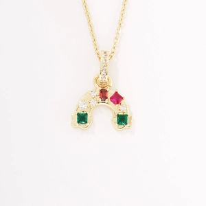Elegante collana con pendente arcobaleno in oro con gemme colorate e piccoli diamanti