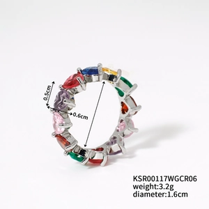 Detail van de kleurrijke hartvormige zirkoon ring met een binnendiameter van 1,6 cm