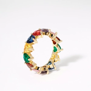 Regenboog hartvormige edelsteen ring met goudkleurige band en kleurrijke kristallen