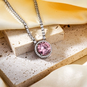Elegante collana in argento con ciondolo di pietra preziosa rosa rotonda e diamanti scintillanti